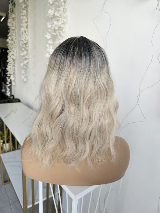 Tupet topper Sofi fale 40 cm jasny beżowy ochłodzony blond z grzywką