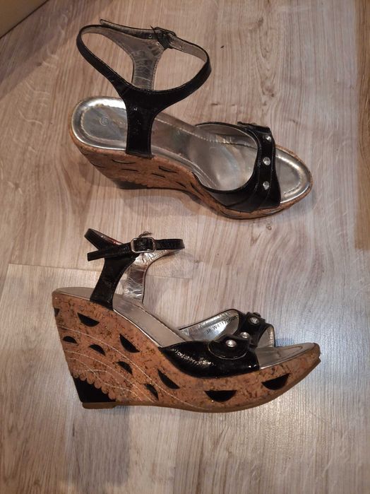 Letnie buty w kolorze czarnym z elementami srebrnymi/kamieniami