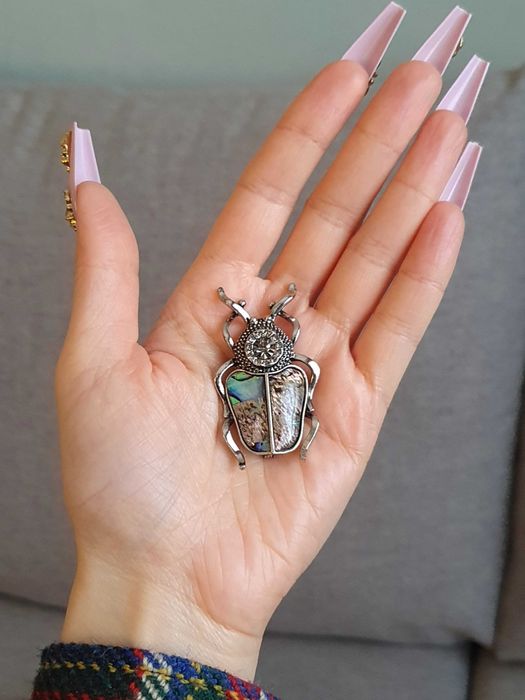 Broche / pregadeira / ou pendente escaravelho insecto, com concha