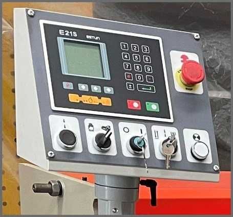 Guilhotina mecânica para corte de chapa