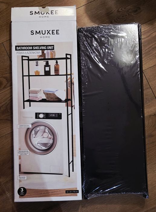 Czarna półka łazienkowa.