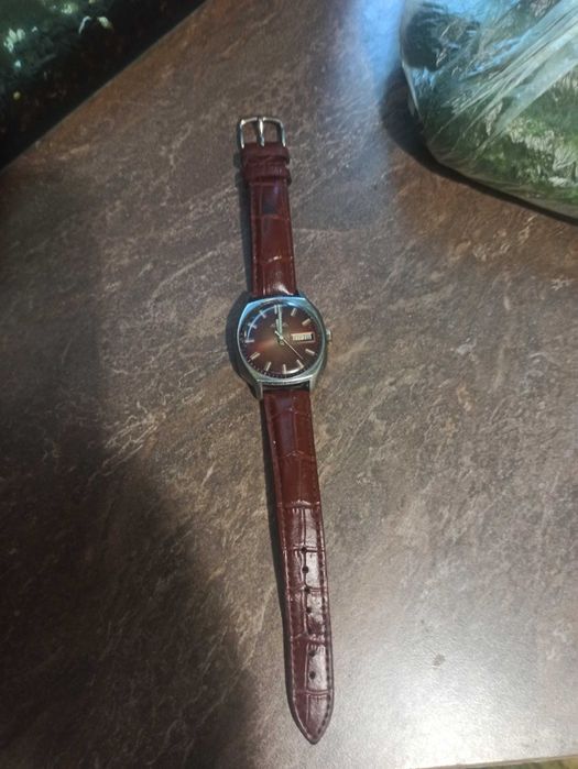 Продам механічний радянський годинник Ракета, з календарем.