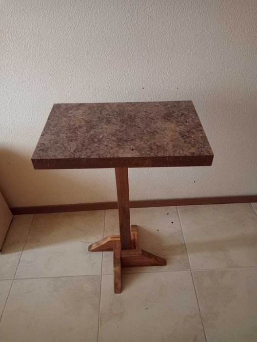 Столик на дерев'яній ніжці