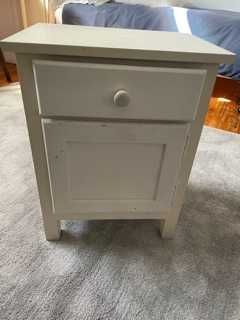 Mesa de cabeceira com gaveta e porta madeira maciça branca