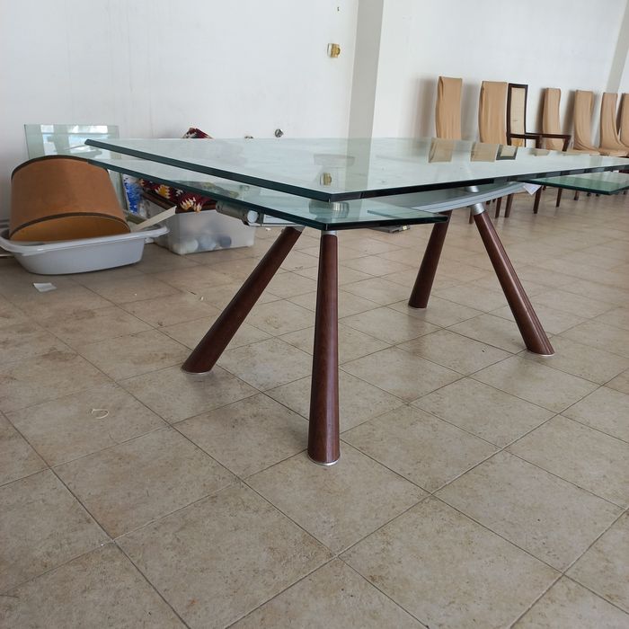 Mesa italiana com 8 cadeiras  . URGENTE  750 €