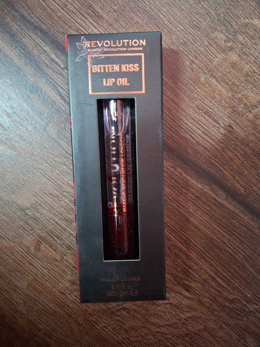 Olejek do ust Bitten Kiss Revolution