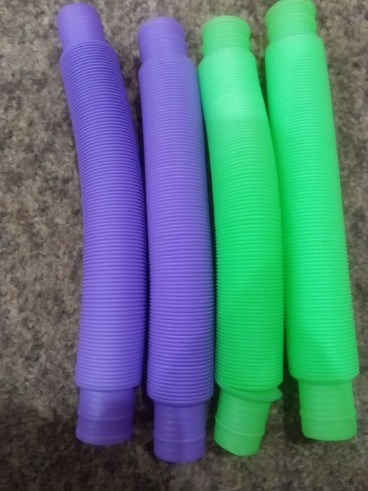 Це кумедні й функціональні сенсорні трубки, які стукають, розтягуються