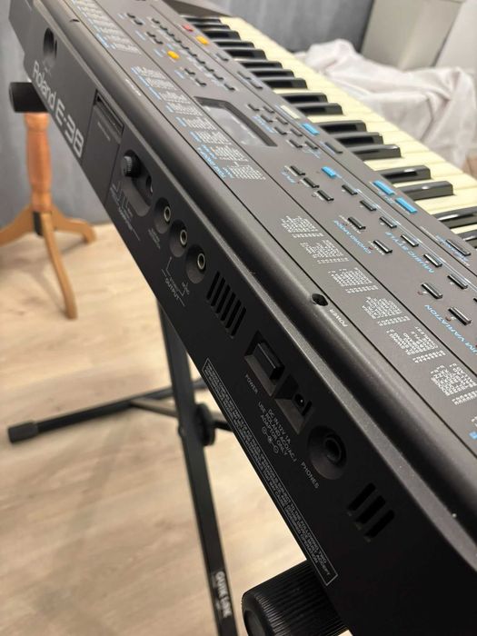 Teclado musical Roland E-38 de 61 teclas com suporte Quik Lok