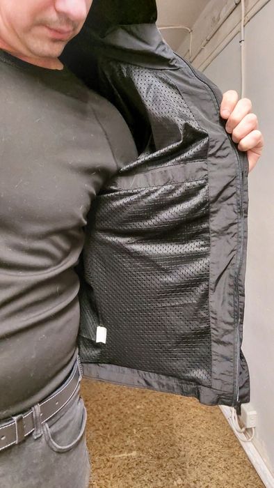 Ветровка з капюшоном