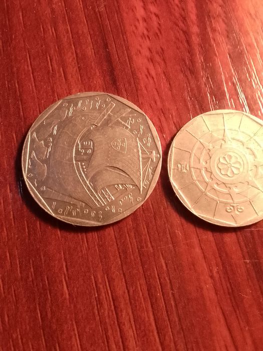Duas moedas de 50 escudos e a outra é de 20 escudos pessoal  coleciona