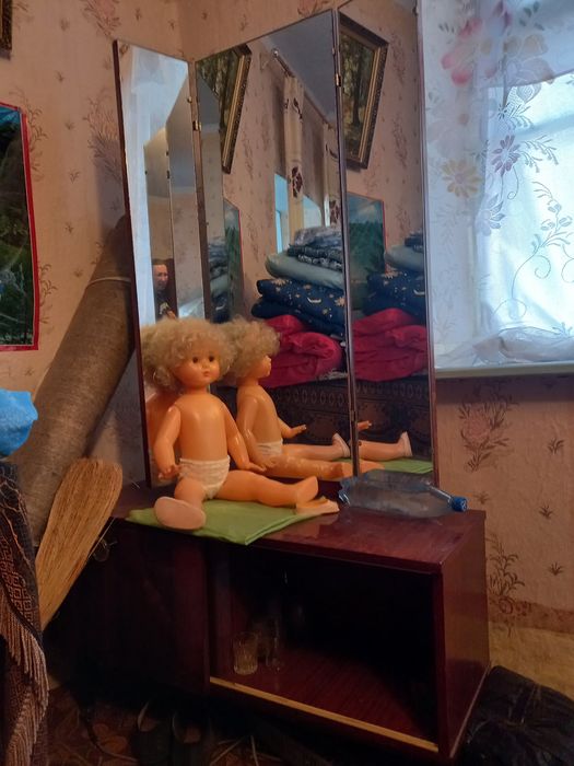 Продам трюмо( 3 зеркала), ковёр ( искуствен)  б/у.
