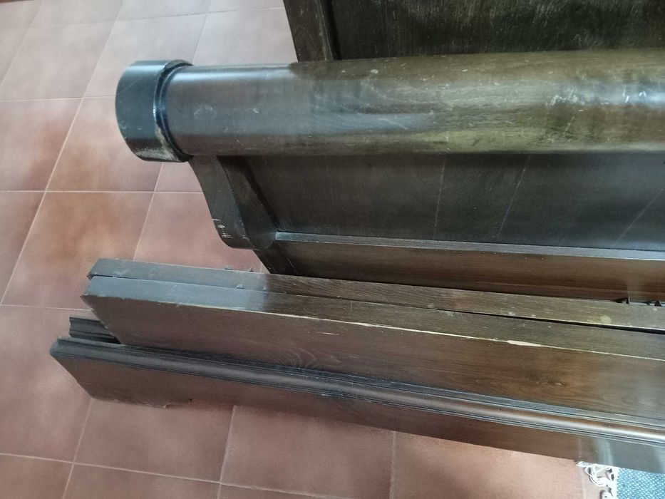Cama de casal em castanho maciço com estrado - excelente estado