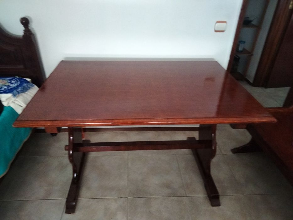 Mesa em pinho mais 2 bancos com arrumação