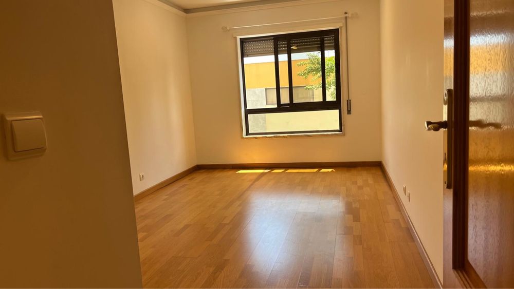 Apartamento T3 novo com garagem.