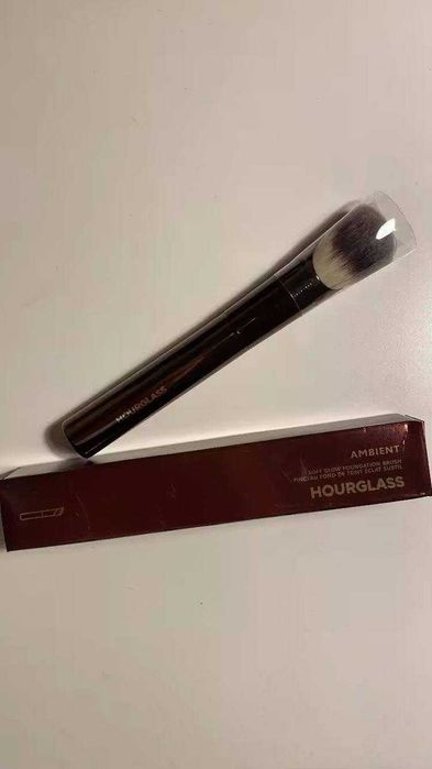 Пензлик для тональної основи ambient soft glow foundation  Hourglass
