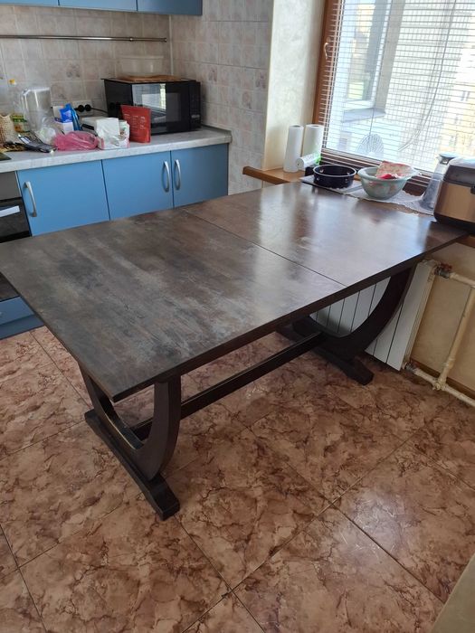 Мебель. Кухонный стол и кровать