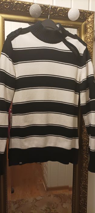 Sweter damski w czarno-białe pasy