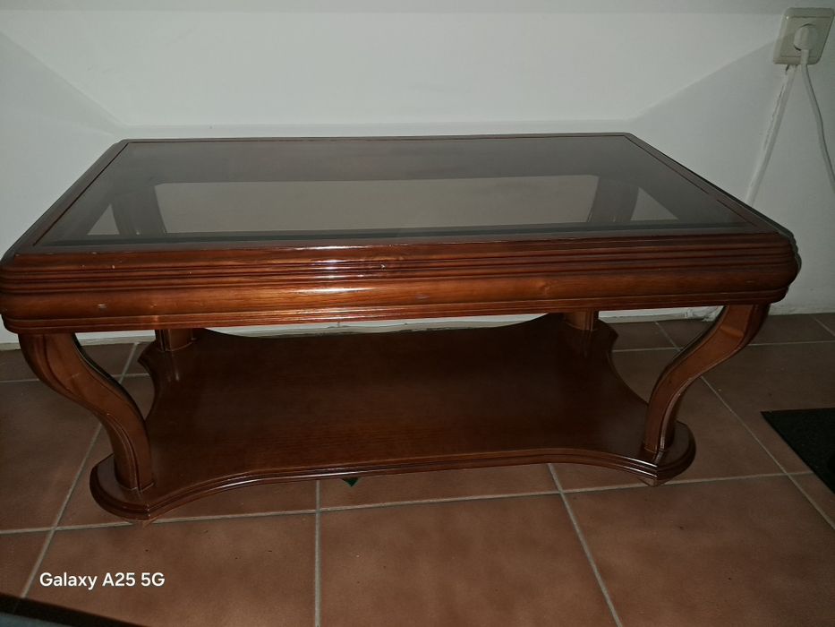 Mobilia em muito bom estado.