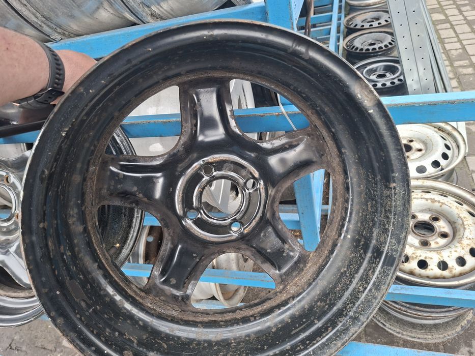 Диски структурні металеві з ковпаками 4/100 R16 6J ET37 Dacia Renault .