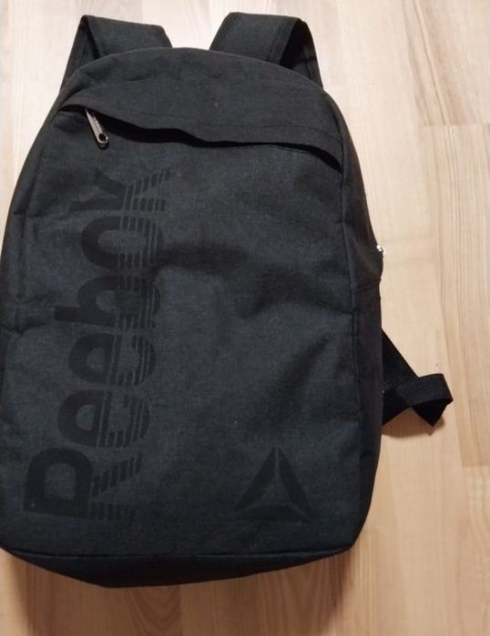 Продам рюкзак  в отличном состоянии  Reebok  темно серый