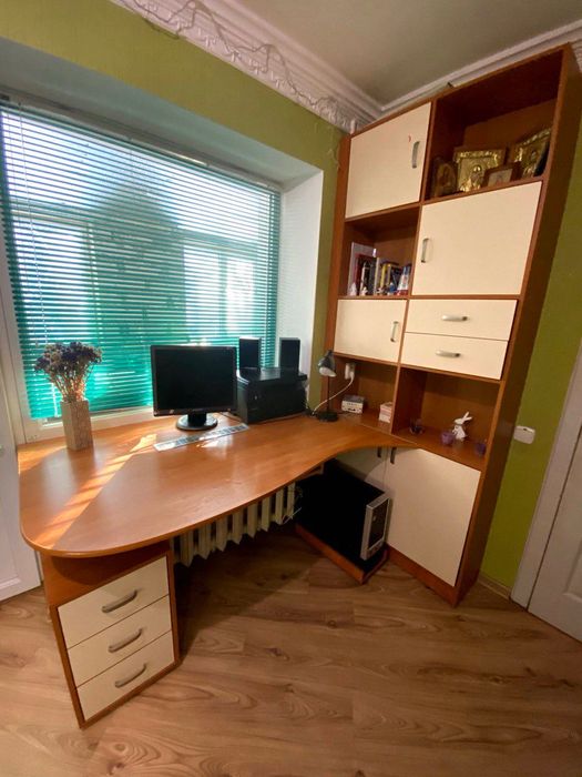 Стіл письмовий  та шафа для книжок