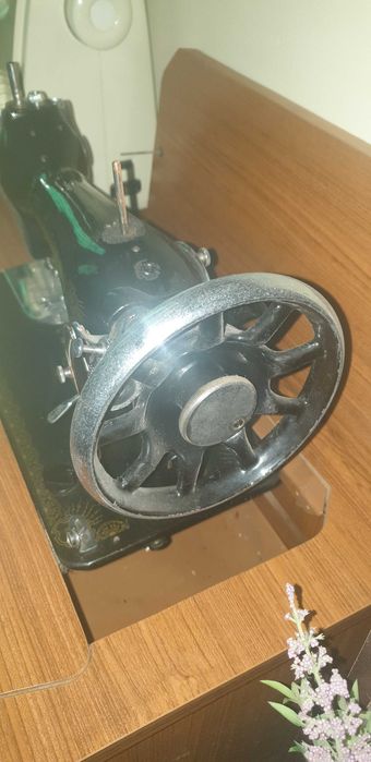 Máquina de costura Singer Company com móvel