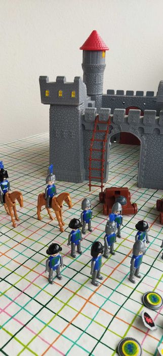 Castelo medieval com guerreiros e apetrechos + Estojo dinossauro