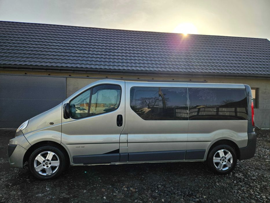Renault Trafic passenger 2,0 115km nawiewy tył jak vivaro 2008r