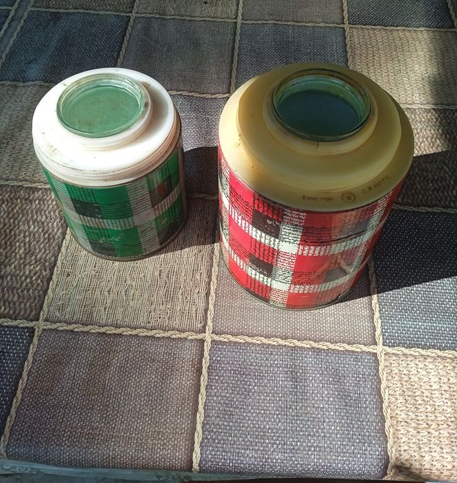 Продам два термоса