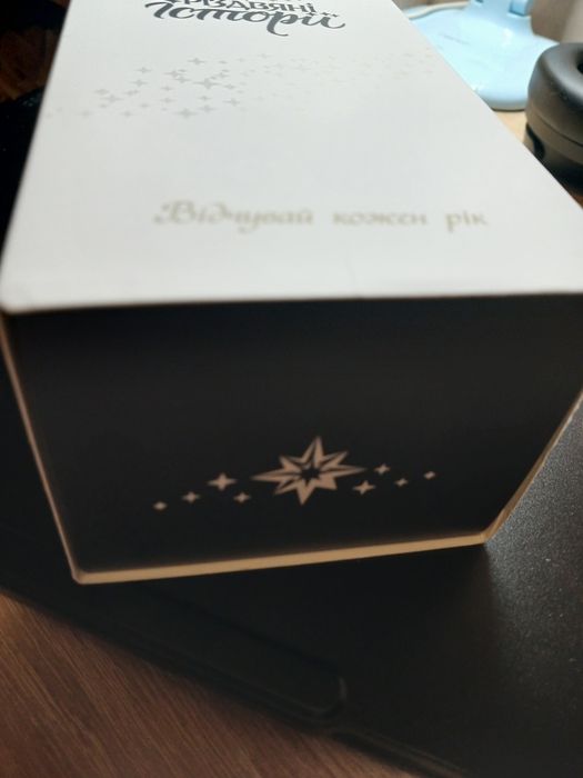 Прикраса для ялинки Різдвяні Історії (папуга Ара). Новий! Ідеал!