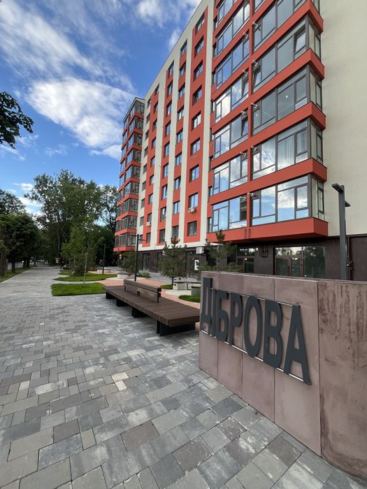 Квартира кахня-студія,частковими роботами якісний будинок закрит двір,район парку.