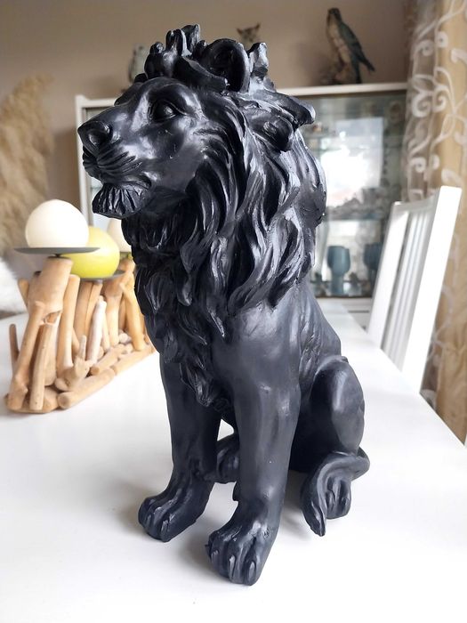 Estátua/estatueta de leão preto