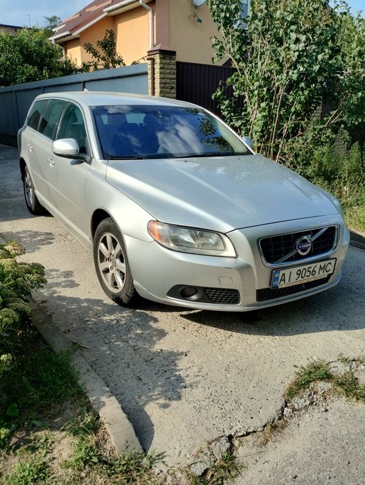 Volvo v 70.бенз . 191 т.км.2 литра . Цвет серый. Салон кожа черный.