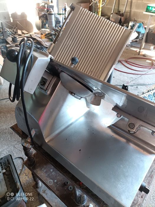 Máquina de cortar fiambre
Disco de 330mm novo 
Correias novas
Interrup