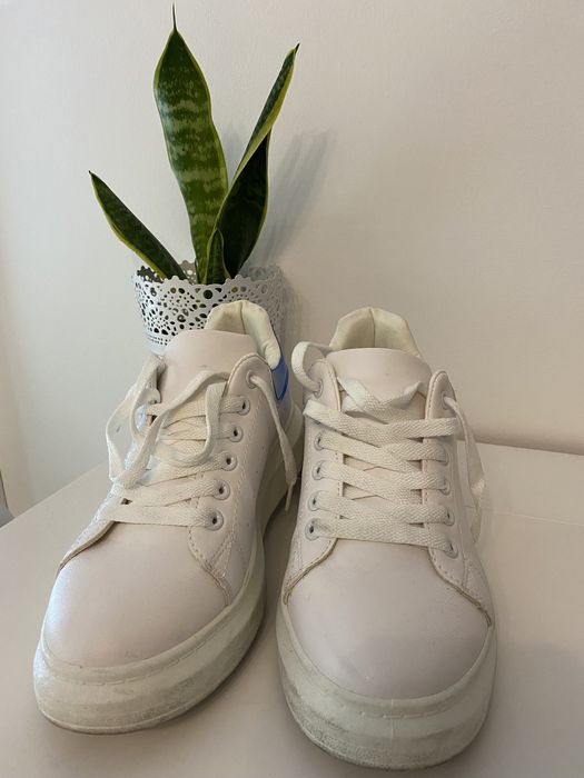 Sapatilhas brancas com pormenor azul