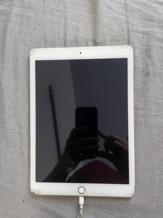 Планшет apple ipad air 2 справний все працює. Стан на фото. Можна на запчастини