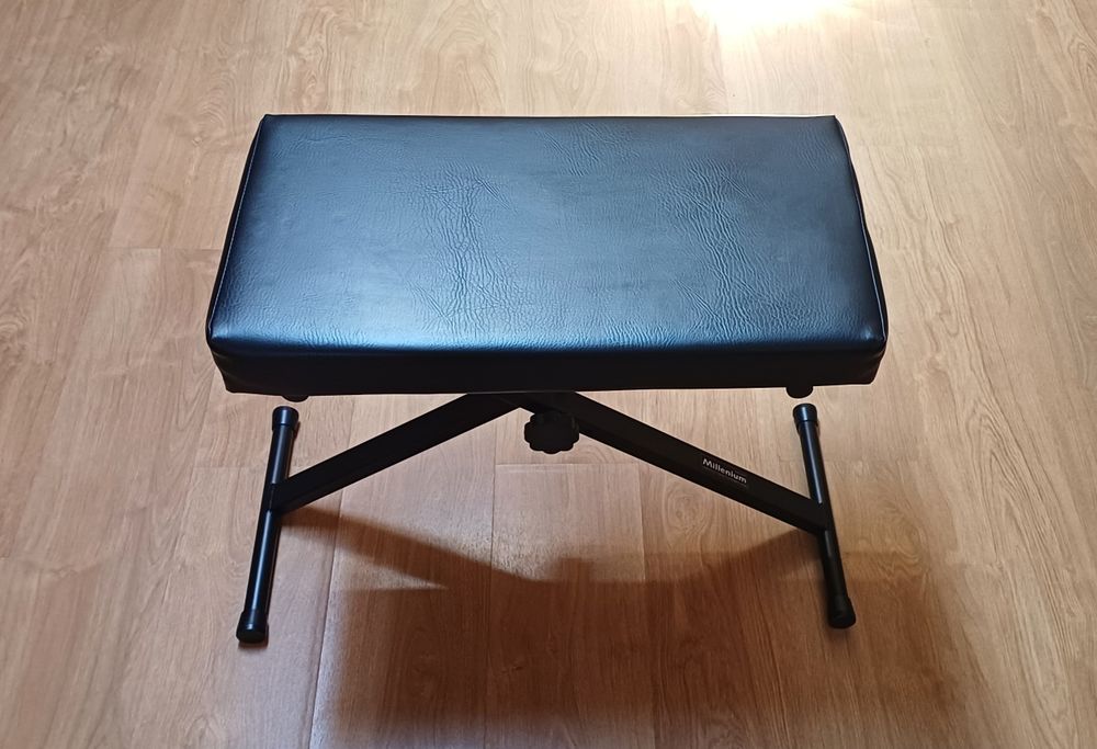 Vendo piano digital Thomann SP-320 de 88 teclas, em bom estado e totalmente funcional.