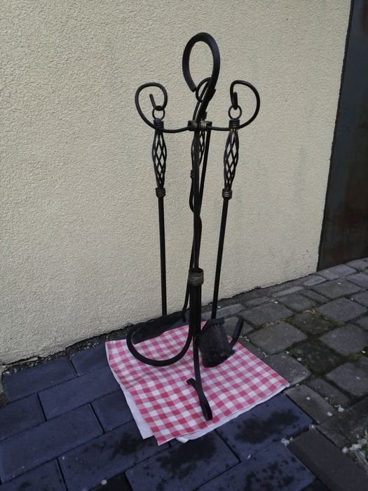 Akcesoria do kominka na stylowym stojaku z metaloplastyki