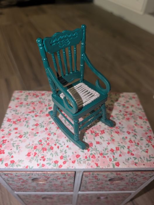 дерев'яне крісло-гойдалка 1:12