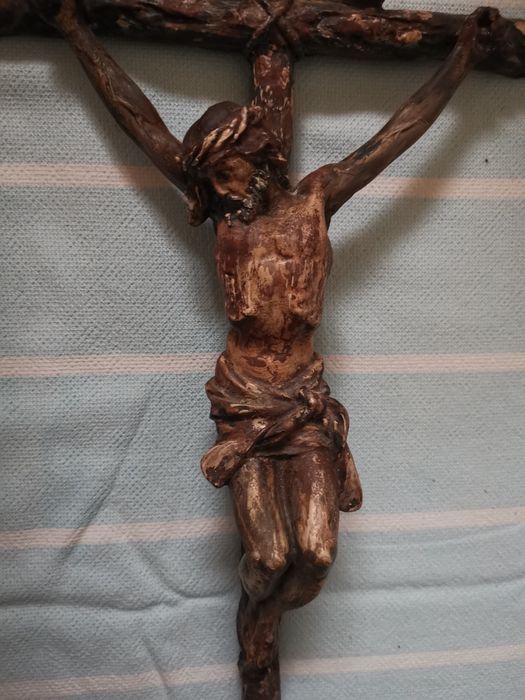 Crucifixo em madeira