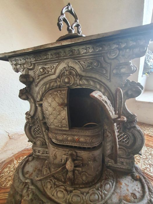 Salamandra antiga em ferro fundido