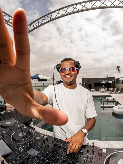 DJ de musica eletrônica