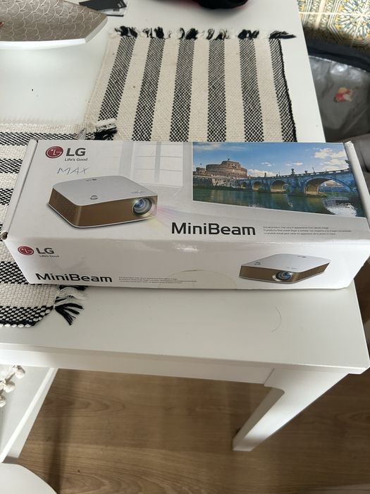 Projetor LG MiniBeam PH150G com caixa, comando e acessórios