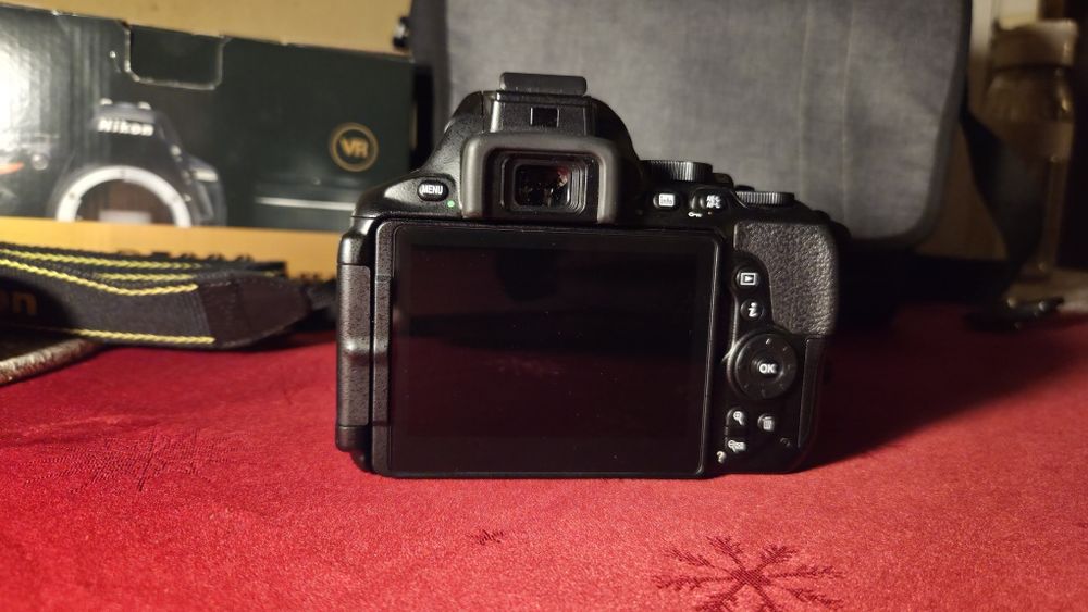 Nikon D5600 + AF-S Nikkor 18-140mm