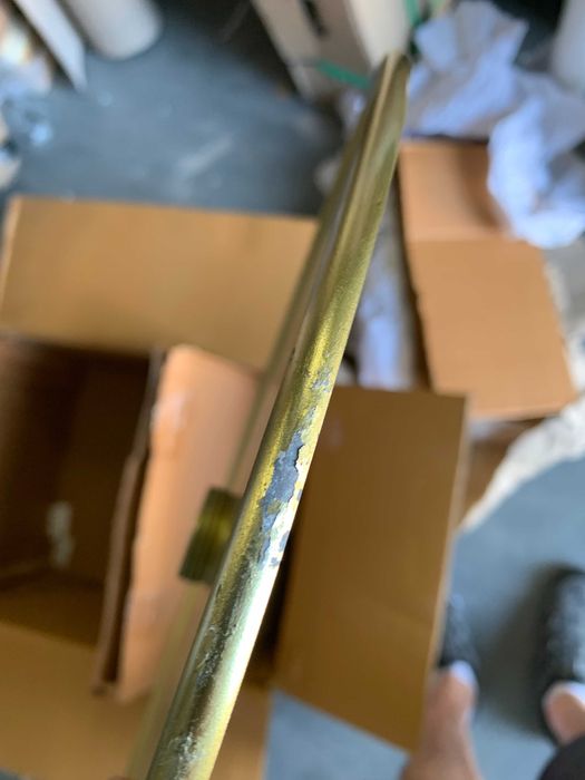 Stolik boczny marki Kave Home - RHET - złoty