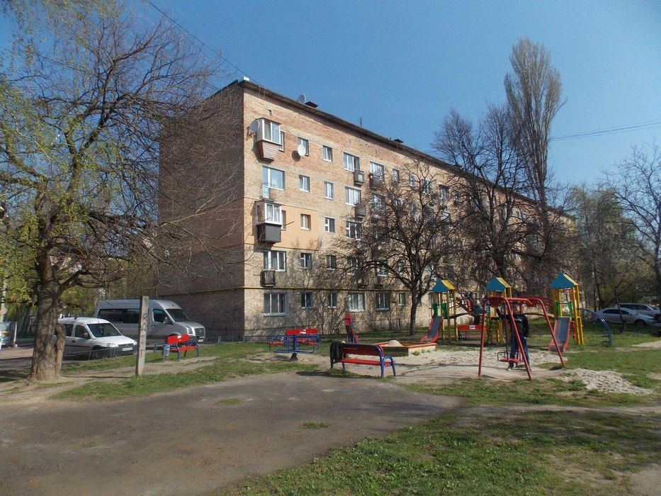 Продам 1-к. квартиру (гостинка) центр Броварів, Незалежності