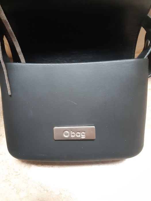 O bag listonoszka z fredzlami czarno beżowa