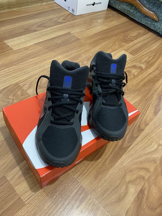 Продам оригинальные кросовки NIKE
