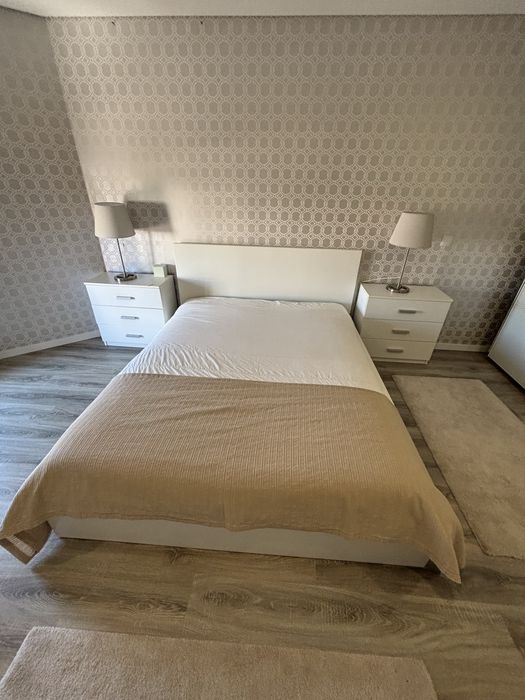 Quarto  de casal/ cama com colchao+ 2 mesas cabeceira
