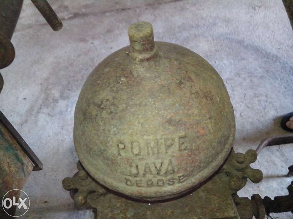 Bomba manual de transfega de vinho antiga